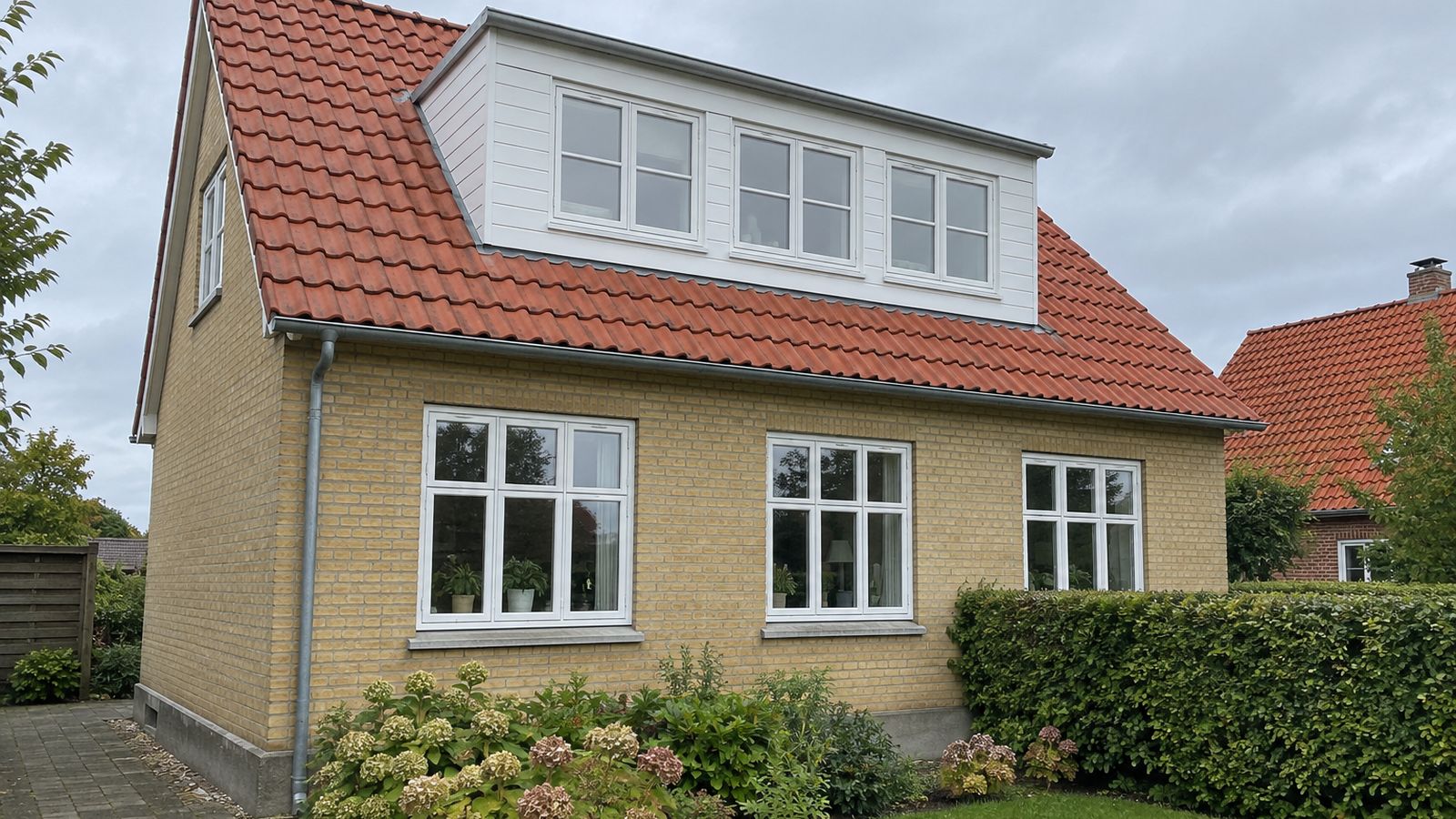 Håndværker renoverer gammel beboelsesbolig i dansk parcelhus